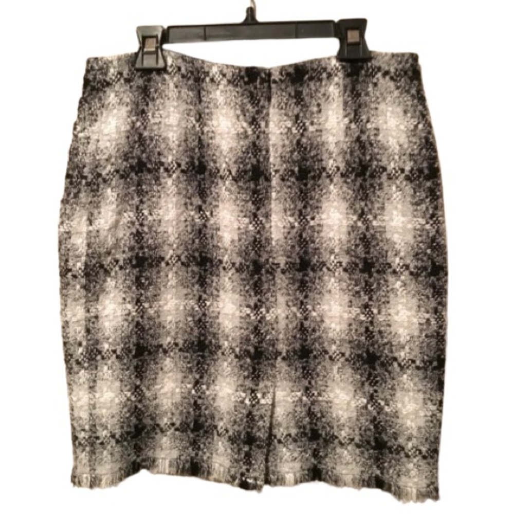 Peter Nygard Black and White Plaid Winter Skirt - Size Medium - Picture 2 of 2